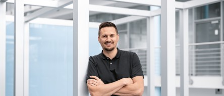  Selbstbewusst junger Mann der seinen Techniker bei Festo gemacht hat