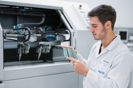 Teilnehmer der Technikerschule programmiert eine elektrotechnische Steuerung