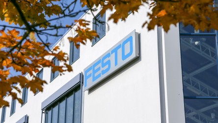 Gebäude Festo Lernzentrum mit Logo des Gebäudes