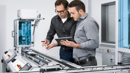 Teilnehmende der Maschinentechnik-Ausbildung arbeiten im Maschinenlabor